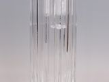 un vase en verre avec une bougie à l'intérieur sur une table