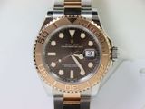 une montre Rolex exposée sur une table