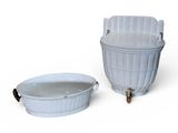 un panier blanc et un bol blanc posés sur une surface blanche