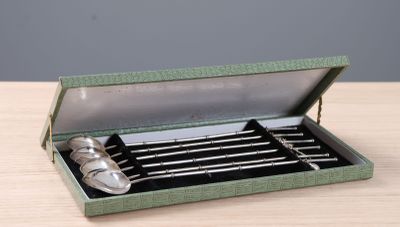 Suite de six cuillères à thé en argent, le manche orné d'att…