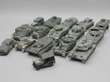 de nombreux véhicules militaires disposés sur une table