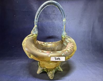 un panier en verre muni d'une poignée, sur fond bleu
