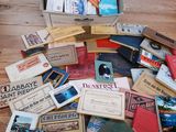 une boîte remplie de livres posée sur une table en bois