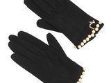 une paire de gants noirs ornés de perles aux poignets