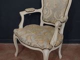 une chaise qui se trouve dans le coin d'une pièce