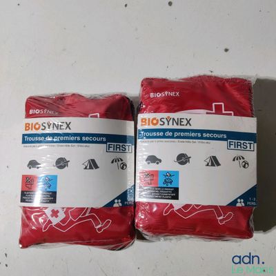 deux sachets de pansements de premiers secours Biosynex posés sur une table
