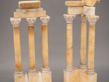 paire de colonnes en marbre sculpté, flanquées de colonnes de chaque côté