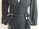 un tailleur-jupe à pois noirs et blancs sur un mannequin, un mannequin, un mannequin, un mannequin, un mannequin, un mannequin, un mannequin, un mannequin, un mannequin, un mannequin, un mannequin, un mannequin, un mannequin, un mannequin, un mannequin, un mannequin, un mannequin, un mannequin, un mannequin, un mannequin, un mannequin, un mannequin, un mannequin, un mannequin, un mannequin, un mannequin, un mannequin, un mannequin, un mannequin, un mannequin, un mannequin, un mannequin, un mannequin, un