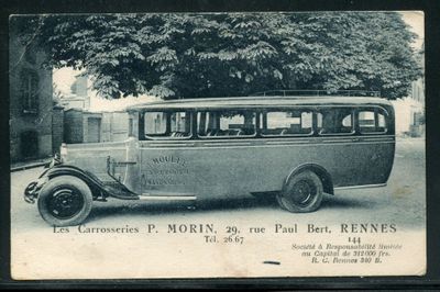 une vieille photo d'un bus garé sur le bord de la route