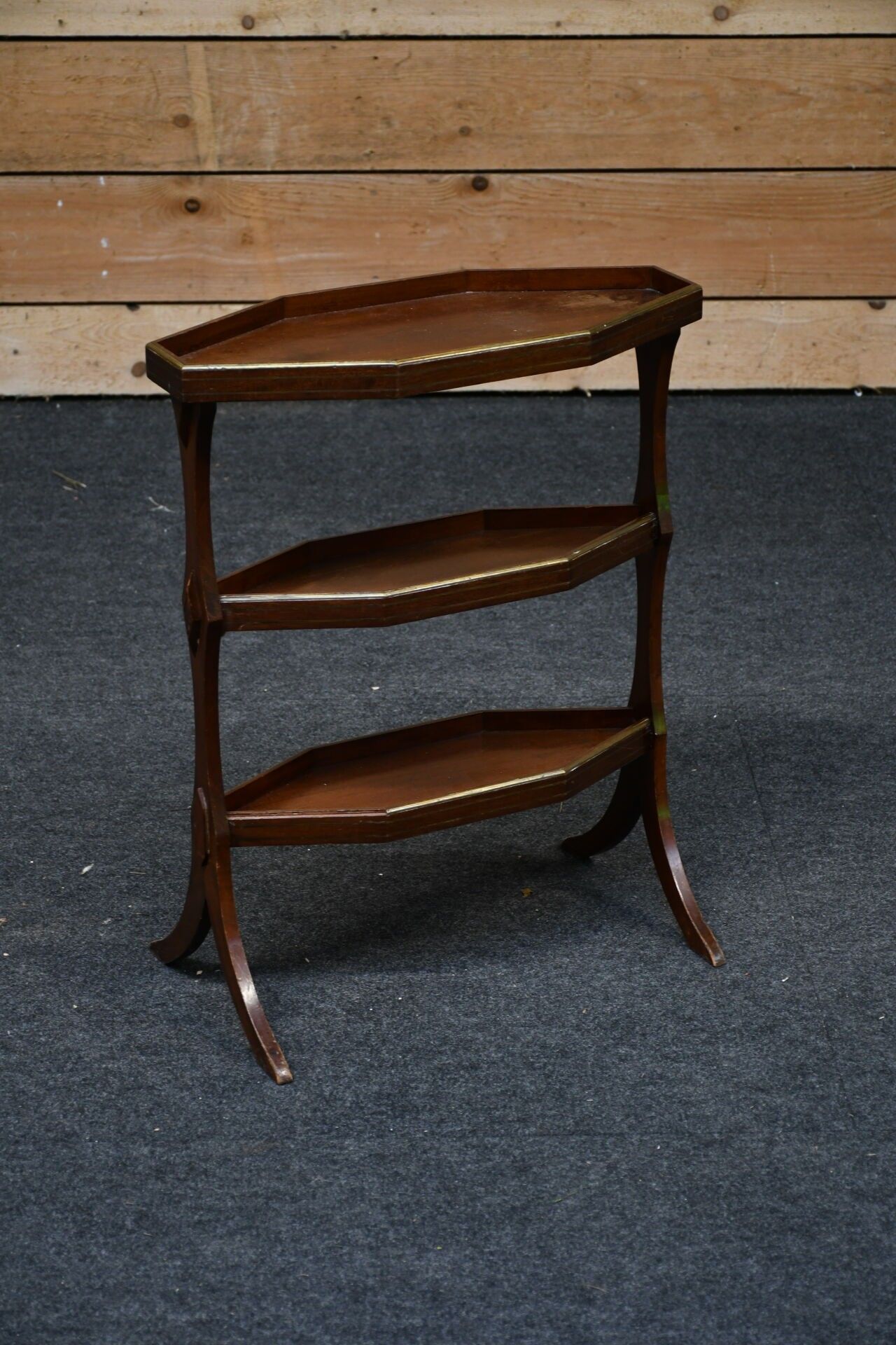 Table de salon dite "vide-poches" en acajou à trois plateaux…