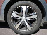 un gros plan sur un pneu de voiture
