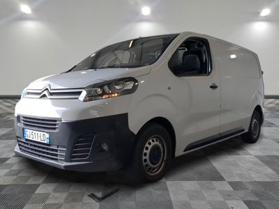 la photo d'une camionnette blanche garée dans un garage