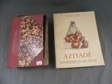 deux livres sont posés l'un à côté de l'autre sur une table