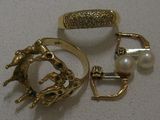 deux bagues et une bague ornée d'un cheval