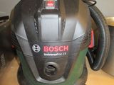 un aspirateur posé sur une table