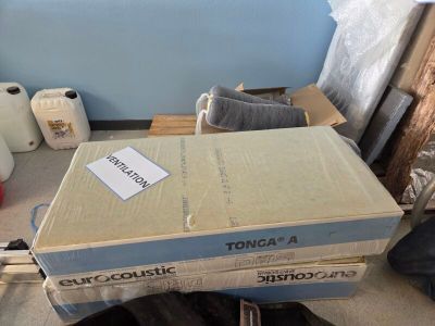 une pile de cartons posée sur un tas de bagages