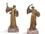 paire de figurines en bronze représentant une femme tenant un éventail et un oiseau
