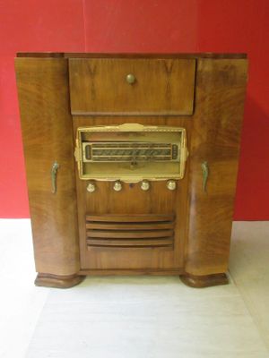 une vieille radio exposée dans une pièce