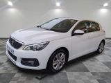 la voiture blanche est garée dans le garage sur un sol en damier