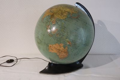 un globe vert posé sur un socle noir, avec une souris dessus