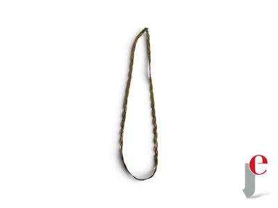 une longue corde fixée à un mur