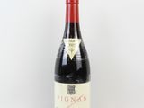 la bouteille de vin est posée sur une surface blanche