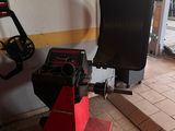 une machine rouge qui trône dans un coin d'une pièce