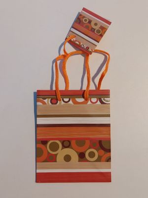 une photo d'un sac en papier muni d'une poignée sur le dessus