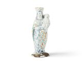 un vase blanc et bleu représentant une femme tenant un enfant dans ses bras