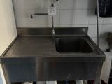 une cuisine équipée d'un évier et d'un lave-vaisselle
