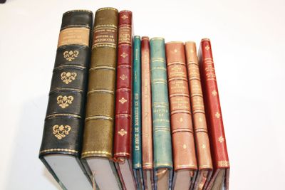 plusieurs vieux livres sont empilés sur une table