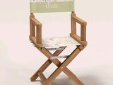 une chaise en bois recouverte d'un revêtement vert et blanc
