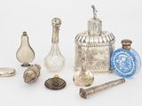 de nombreux objets en verre et en argent disposés sur une surface blanche
