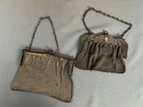 deux petits sacs à main munis de chaînes, suspendus sur une surface blanche