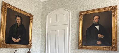 deux tableaux accrochés au mur dans le couloir d'une maison