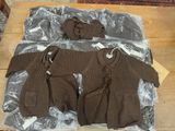 un pull marron et une paire de chaussures dans un sac en plastique