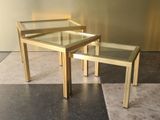 deux tables posées à même le sol, dotées d'un plateau en verre