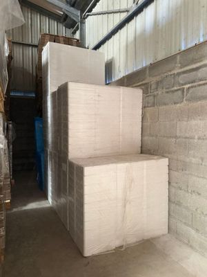 boîtes empilées dans un entrepôt