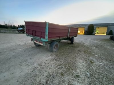 un camion rouge garé sur la terre battue