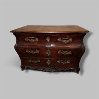 Commode de style tombeau d'époque LOUIS XV à façade et cotés…