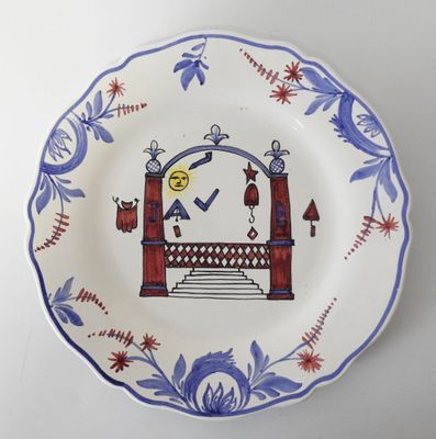 une assiette bleue et blanche sur laquelle est représenté un homme