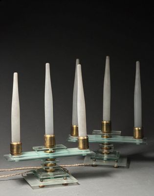 PAIRE de bougeoirs modernistes, dans le goût de la maison De…