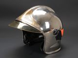 casque argenté avec une visière orange sur fond noir