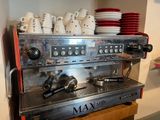 une machine à café posée sur une étagère