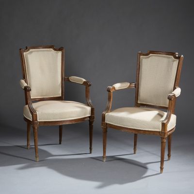 paire de fauteuils de style louis xvi