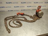 une chaîne attachée à une bouche d'incendie sur une table