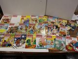 beaucoup de bandes dessinées sur la table