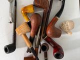 de nombreux types de pipes posés sur la table