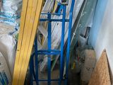 une pile de sacs et un chariot dans une pièce
