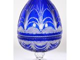 une image représentant une boîte en verre bleue en forme d'œuf posée sur un socle transparent